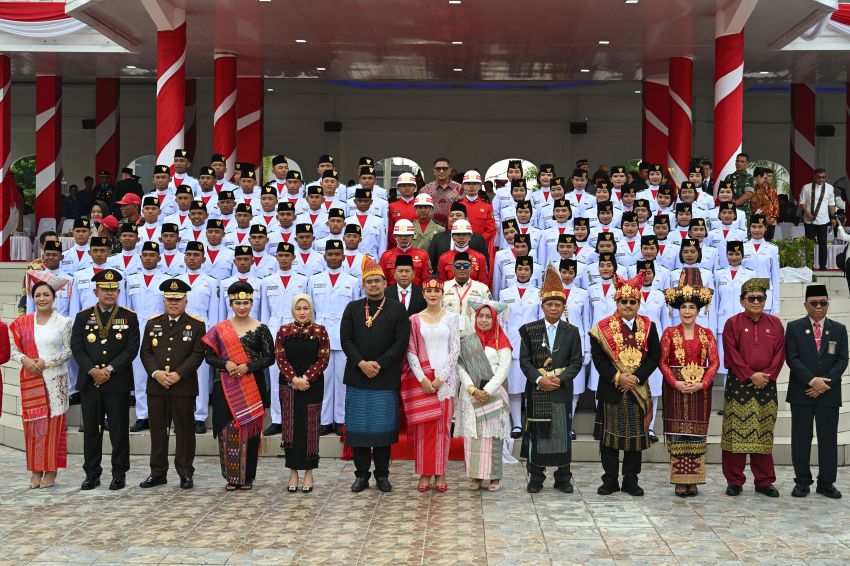 HUT ke-80 Kemerdekaan RI, Gubernur, Wagub, dan Sekdaprov Sumut Kompak Pakai Baju Adat