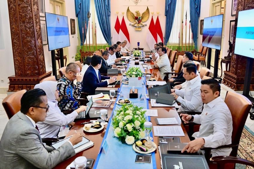 Presiden Prabowo Pimpin Rapat Terbatas di Istana, Percepat Program Energi Berbasis Sampah dan Listrik Desa