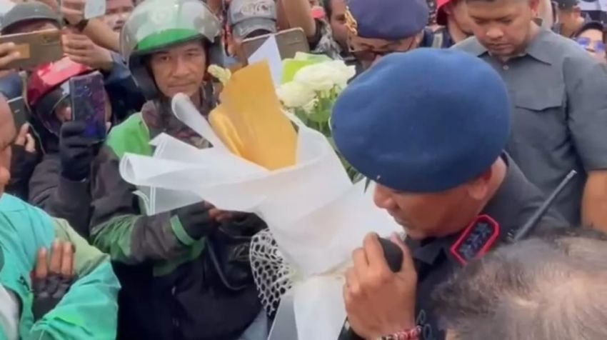 Driver Ojol Datangi Mako Brimobda Sumut Doakan Almarhum Affan Kurniawan