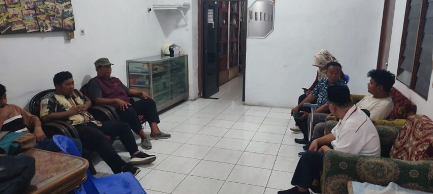 Saharuddin Koordinator GERBRAK didampingi sejumlah Aktivis Silaturahmi ke LBH Medan