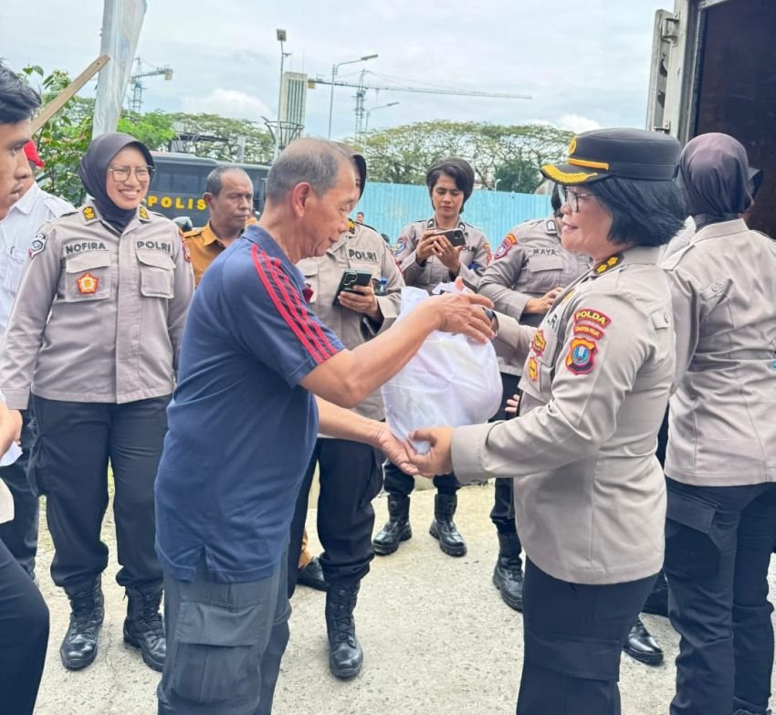 Polwan Polda Sumut Tebar Kepedulian, Salurkan 350 Paket Sembako di Tiga Lokasi