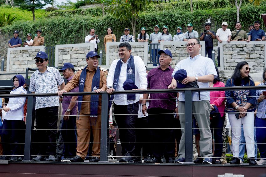 Transportasi Baru di Danau Toba, Bobby Nasution Jajal Pesawat Amfibi