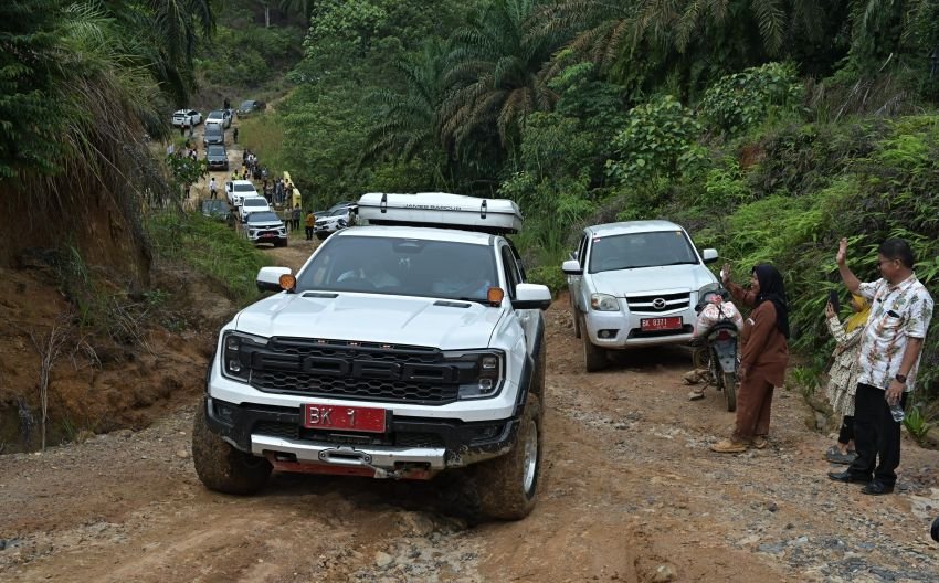 Rusak Puluhan Tahun,  Bobby Nasution Pastikan Perbaikan Jalan Rusak Labura-Toba Mulai Dikerjakan Tahun Ini