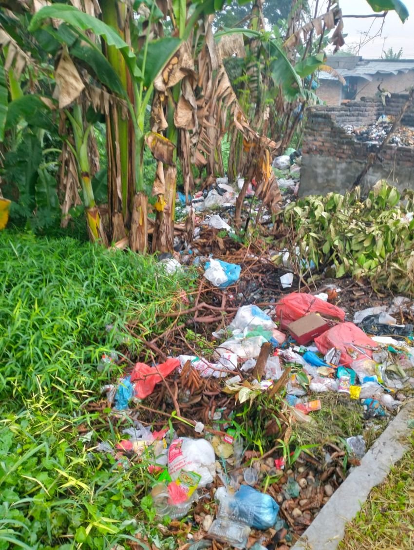 Sungai di Samping Jalan Muspika Batang Kuis Dipenuhi Sampah, Warga Resah