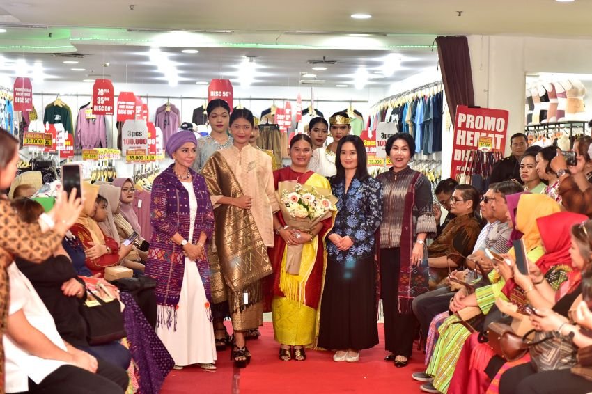 Ketua DWP Sumut Resmikan Galery Wastra ASEPHI di Medan Mall