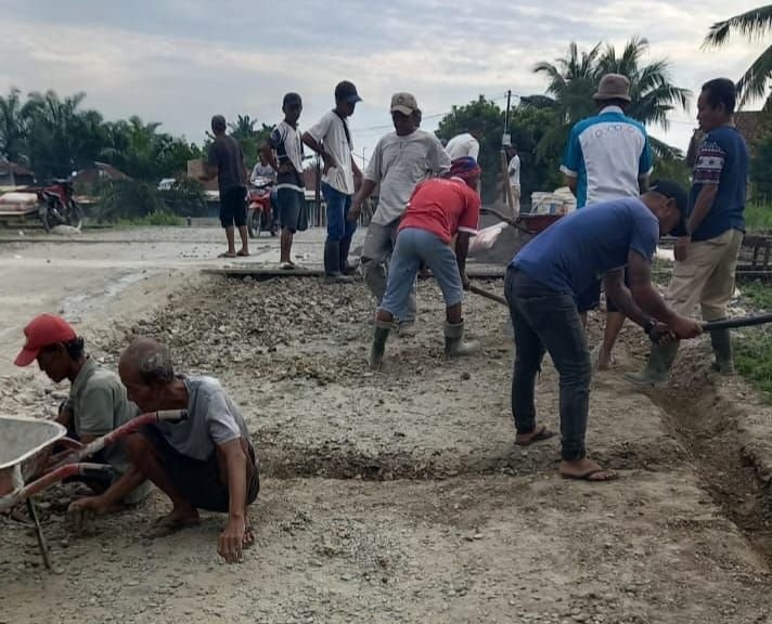 Pendawa Kec. Brandan Gelar Bakti Sosial Pengecoran Jalan di Sei Lepan