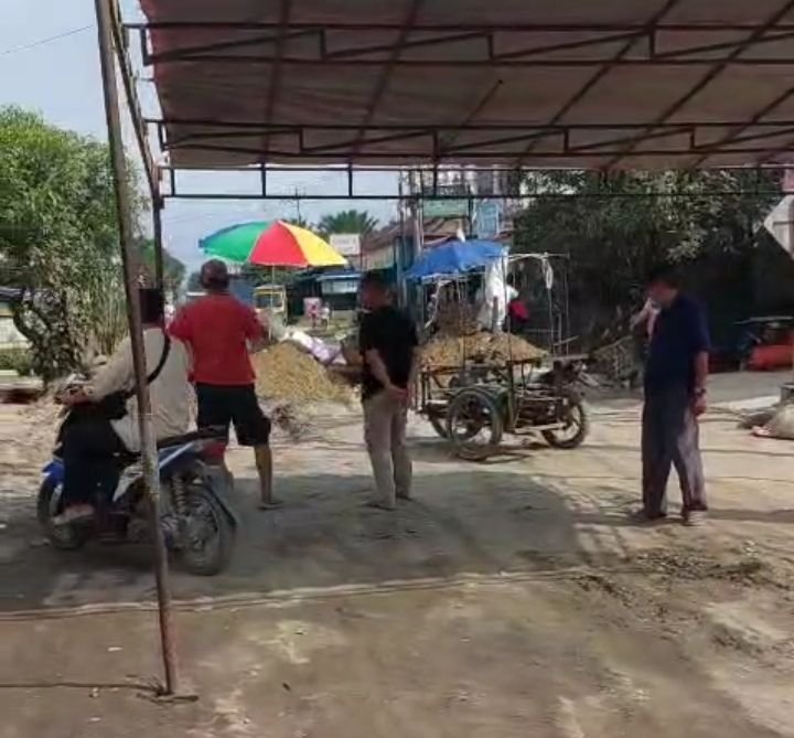 Warga Galang Tutup Jalan, Camat Turunkan 15 Dump Truk Material untuk Perbaikan