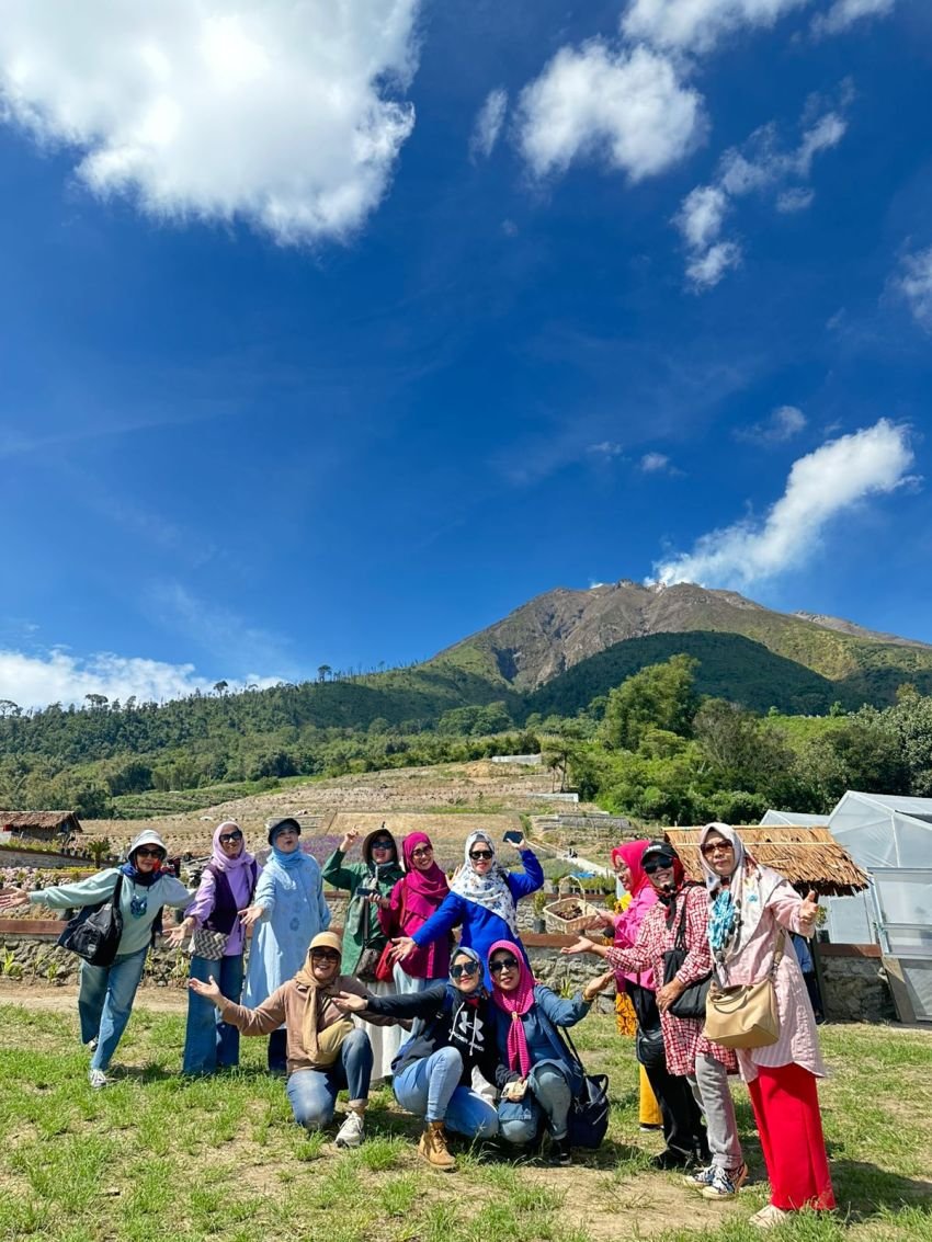 Jelang Hari Ibu,IKWI PWI Sumut Berwisata Nikmati Destinasi Kebun Anggur di Karo