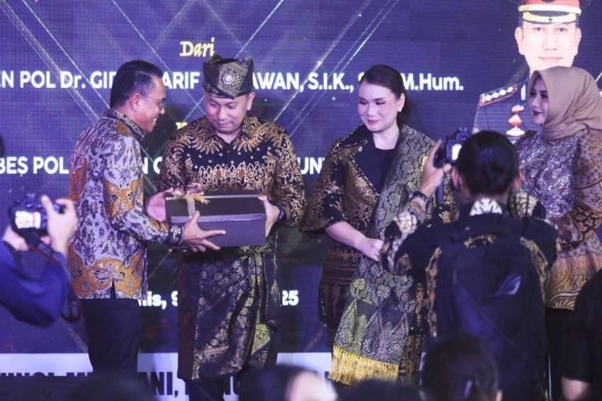 Pakaikan Tanjak Melayu ke Kapolrestabes Medan yang Baru, Wakil Wali Kota Berharap Sinergitas Terus Terjalin Atasi Kejahatan Narkoba