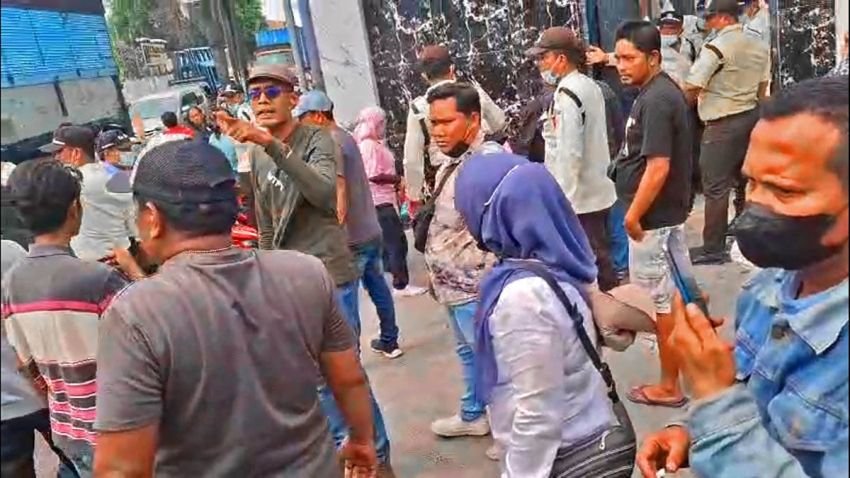 Lagi Lagi Oknum Wartawan jadi Korban Kekerasan dan Intimidasi Dari Aksi Demo di Depan Perusahaan PT.Universal Gloves