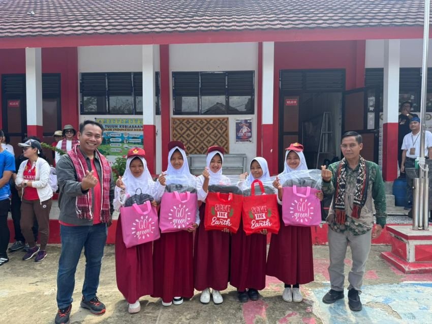 FIFGROUP Dukung Kesehatan dan Lingkungan: Bangun UKS di SDN 2 Bojongmenteng dan Tanam 360 Pohon