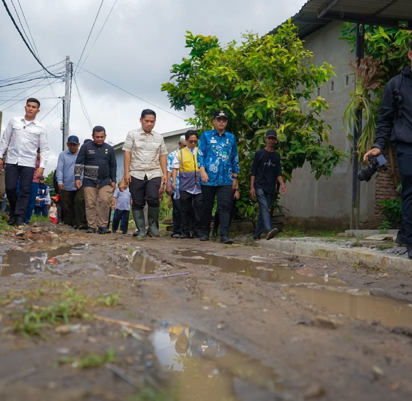 Wali Kota Medan Tinjau Tiga Ruas Jalan di Medan Marelan, Rico Waas : Minggu Depan Langsung Kita Perbaiki
