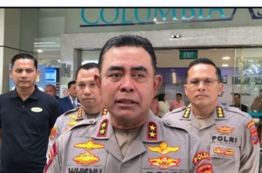 Kapolda Sumut Didampingi Ketua Bhayangkari Ny Mona Whisnu Menjenguk Elida Delviana di RS Columbia Asia Korban Lakalantas