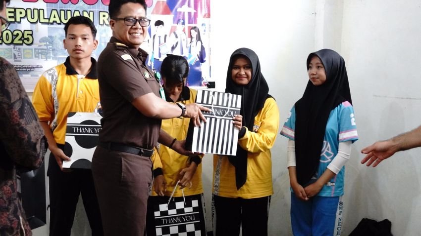 Kejati Kepri Bangun Kesadaran Hukum Pelajar SMK Negeri 8 Batam, Sosialisasikan tentang Bahaya Napza, Bullying dan Cerdas Bermedsos.