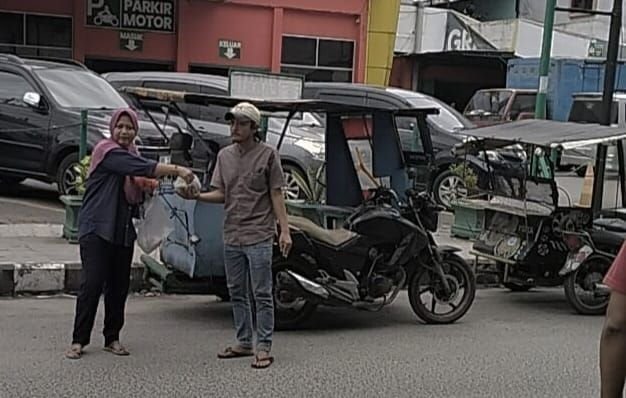 DPC PENDAWA KOTA TEBING TINGGI GELAR JUMAT BERKAH, BAGIKAN 200 NASI BUNGKUS UNTUK KAUM DHUAFA