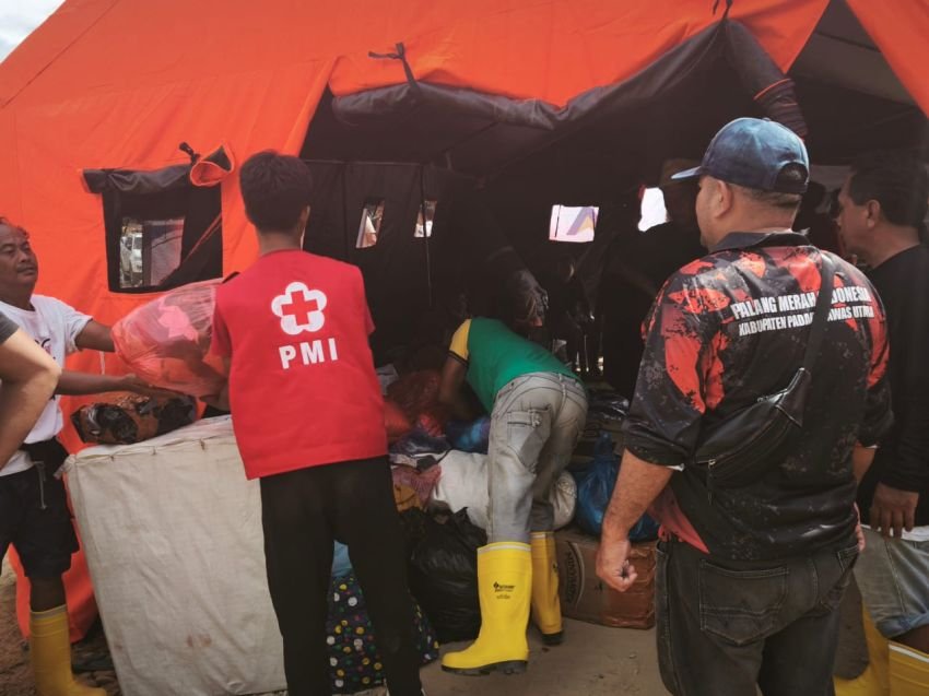 PMI Sumut dan PMI Langkat Salurkan Bantuan Logistik untuk 700 Pengungsi di Rest Area KM 41 Tol Stabat–Tanjung Pura