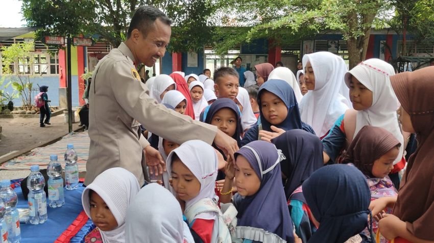 Gandeng LPA, Polsek Pantai Labu Berikan Kuisioner dan Sosialisasi Anti-Bullying di SD 104256 Rugemuk