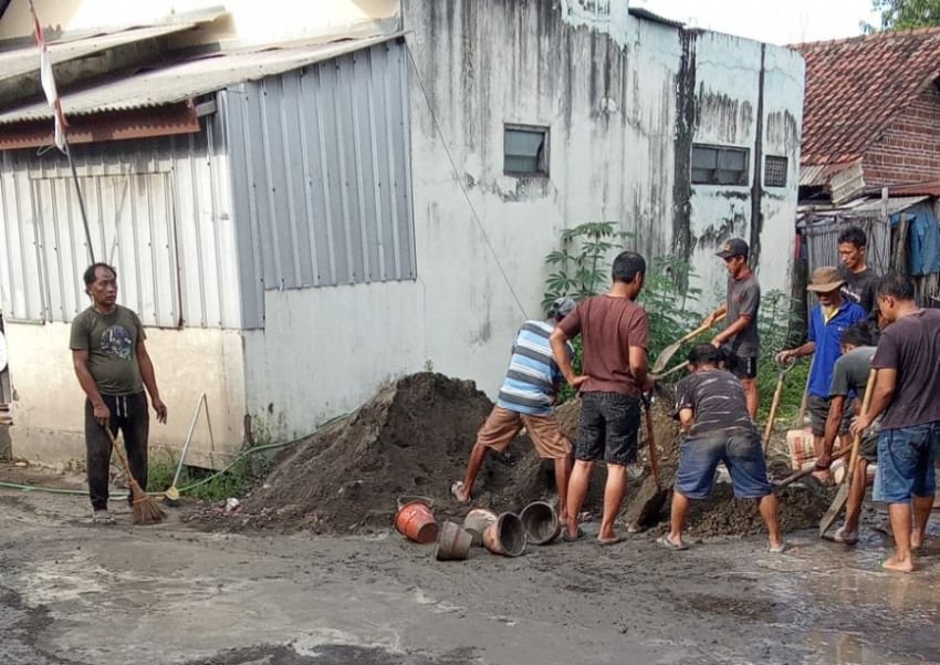 DPW Pendawa Jawa Timur Gelar Bakti Sosial Pengecoran Jalan di Tulungagung