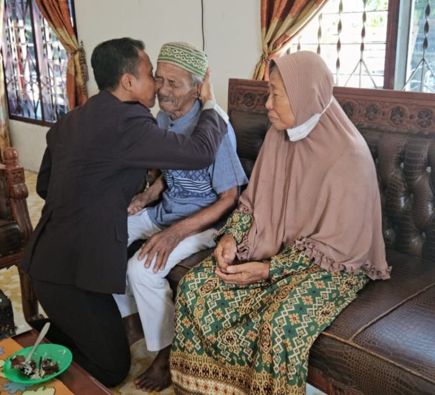 Di Hari Pahlawan, Kapolsek Pantai Labu Sungkem pada Ayah Tercinta di Usia 82 Tahun: "Engkau Pahlawanku"