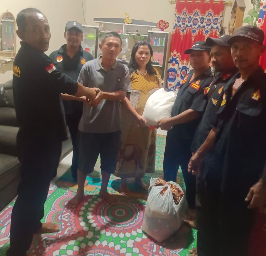 RANTING PENDAWA DESA PARITBINDU BERIKAN BANTUAN KEPADA WARGA KURANG MAMPU