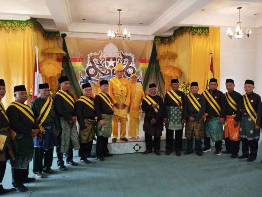 Azhari AM Sinik Dianugerahi Gelar Datuk Seri Panglima Warta Diraja Oleh Sultan Langkat ke IV Seri Sultan Harimugaya Abdul Djalil Rahmadsyah