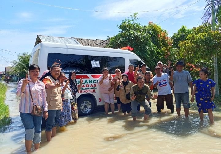 RS Laras Salurkan Bantuan Nasi Bungkus untuk Warga Perum Kuis Indah Permai yang Terdampak Banjir