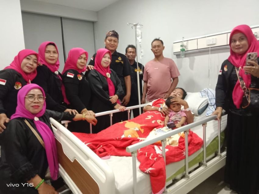 DPAC Pendawa Hamparan Perak Jenguk Anggota yang Sakit, Doakan Kesembuhan Ibu Arfa