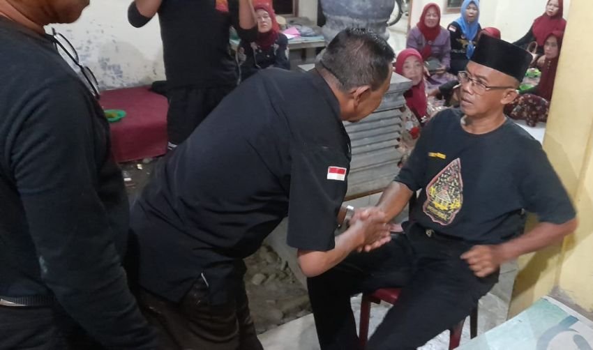 Pengurus Pendawa Kecamatan Selesai, Kuala, dan Serapit Jenguk Anggota yang Sakit, Wujudkan Kepedulian Sosial