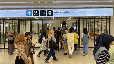 KCIC Hadirkan Layanan Porter di Stasiun Whoosh Halim untuk Permudah Penumpang Berlibur pada Nataru