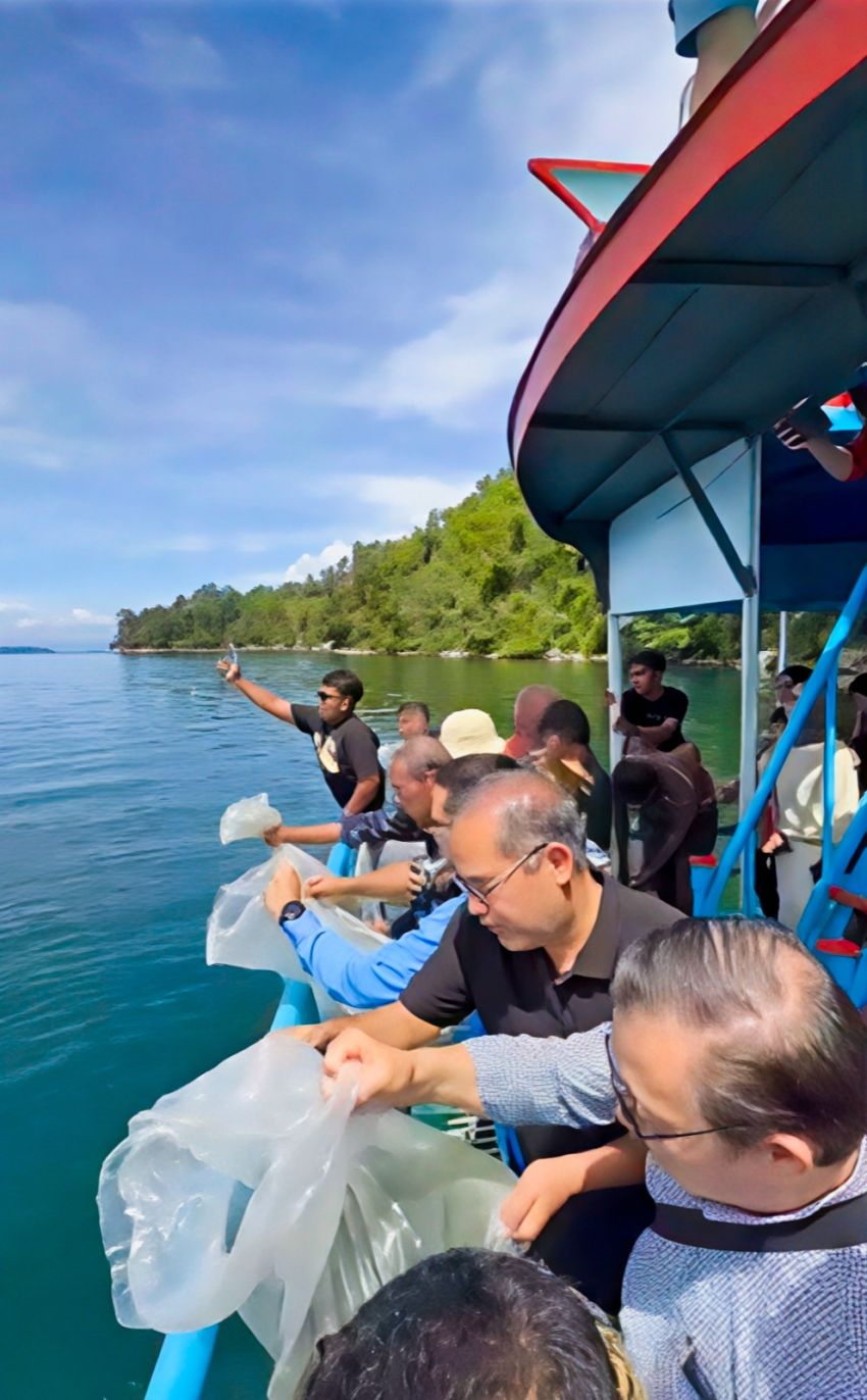 PKM Internasional Fakultas Ekonomi UNPRI Restocking 5.000 Benih Ikan Nila di Danau Toba Dukung SDGs dan Ketahanan Pangan