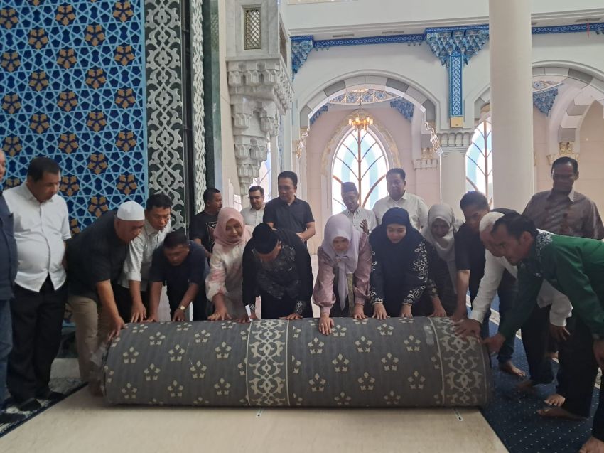 Masjid Agung Pasang Ambal Khusus Dari Turki