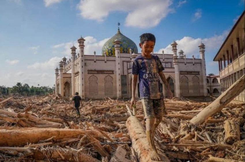 Anak-Anak Bertahan di Atas Puing Bencana, Negara Datang Terlambat?