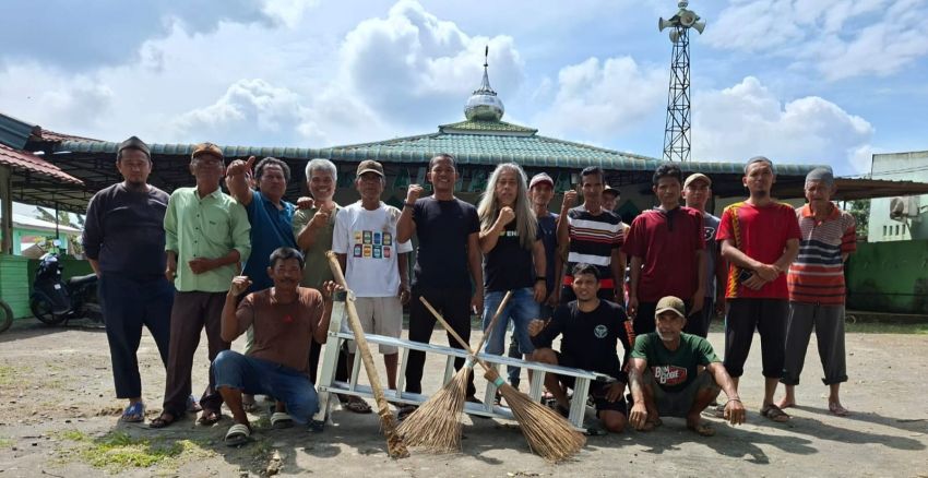 PENDAWA KEC. PATUMBAK GOTONG ROYONG BERSIHKAN MASJID AL HABIBAH PASCA BANJIR
