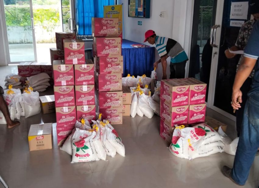 PENDAWA KEC. PAGAR MERBAU & MUSPIKA SALURKAN BANTUAN UNTUK KORBAN BANJIR