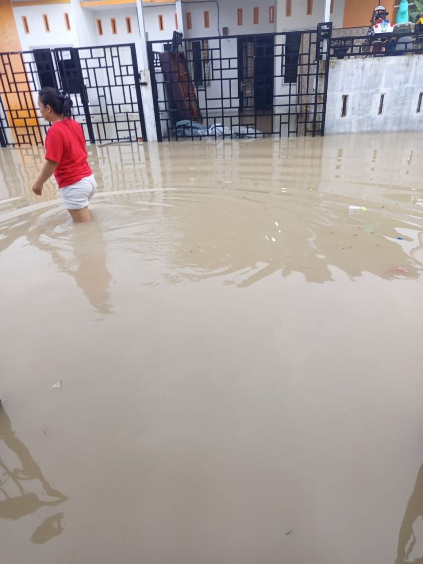 BANJIR GENANGI GRIYA MUTIARA CEMARA, WARGA MULAI ALAMI GATAL-GATAL — 5 KK MASIH BERTAHAN DI RUMAH