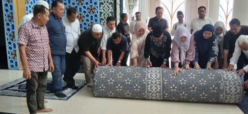 Pemasangan Ambal Turki di Masjid Agung Sumut Resmi Dimulai