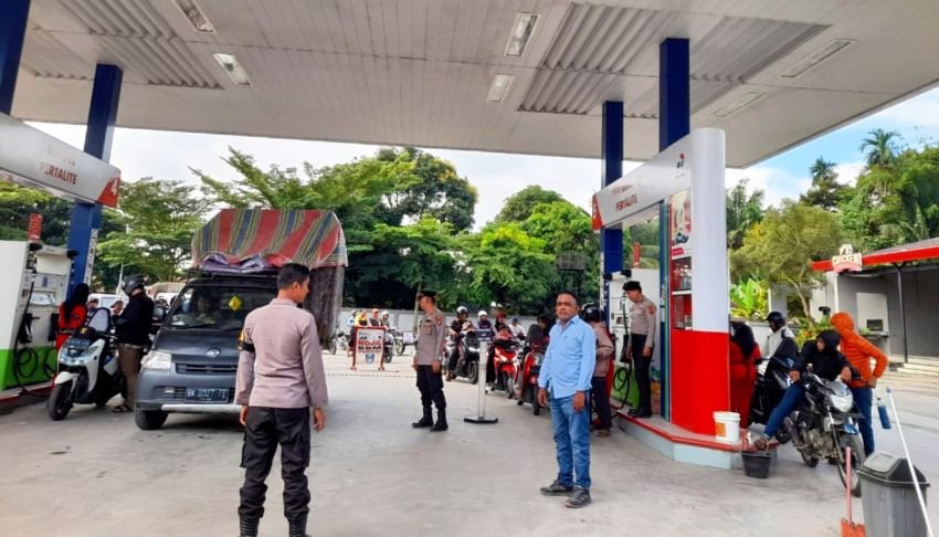 Kapolsek Pantai Cermin dan Koramil Pastikan Stok BBM Aman, Arus Lalu Lintas Lancar Pasca Banjir