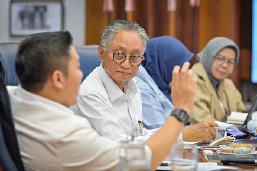 Seskab Teddy Indra Wijaya Terima Sejumlah Menteri dan Pimpinan BUMN Karya Bahas Percepatan Pembangunan Hunian Pascabencana