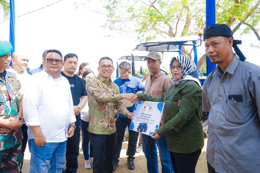 Serahkan Traktor dan Combine Harvester, Zakiyuddin Yakin Produktivitas Petani Akan Meningkat