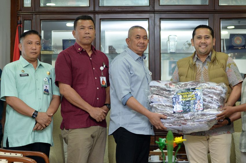 Terima Bantuan Peralatan Masak dan Seragam Sekolah,  Pj Sekdaprov Sumut: Paling Dibutuhkan di Daerah Bencana Saat Ini