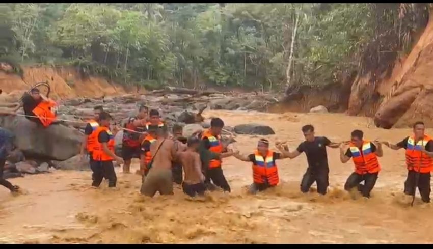 Polri Hadir Saat Darurat, Brimob Polda Sumut Evakuasi 45 Warga Terisolir Banjir di Tapteng