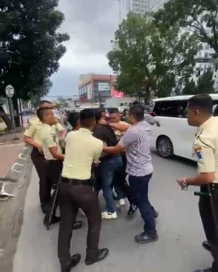 AKSI UNJUK RASA BEM UMN Al-Washliyah Diwarnai Keributan dengan Satpam Kanwil BRI Regional Medan