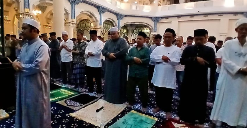 Ramadan 1447 H Dimulai, Ratusan Umat Ikuti Tarawih di Masjid Agung Medan