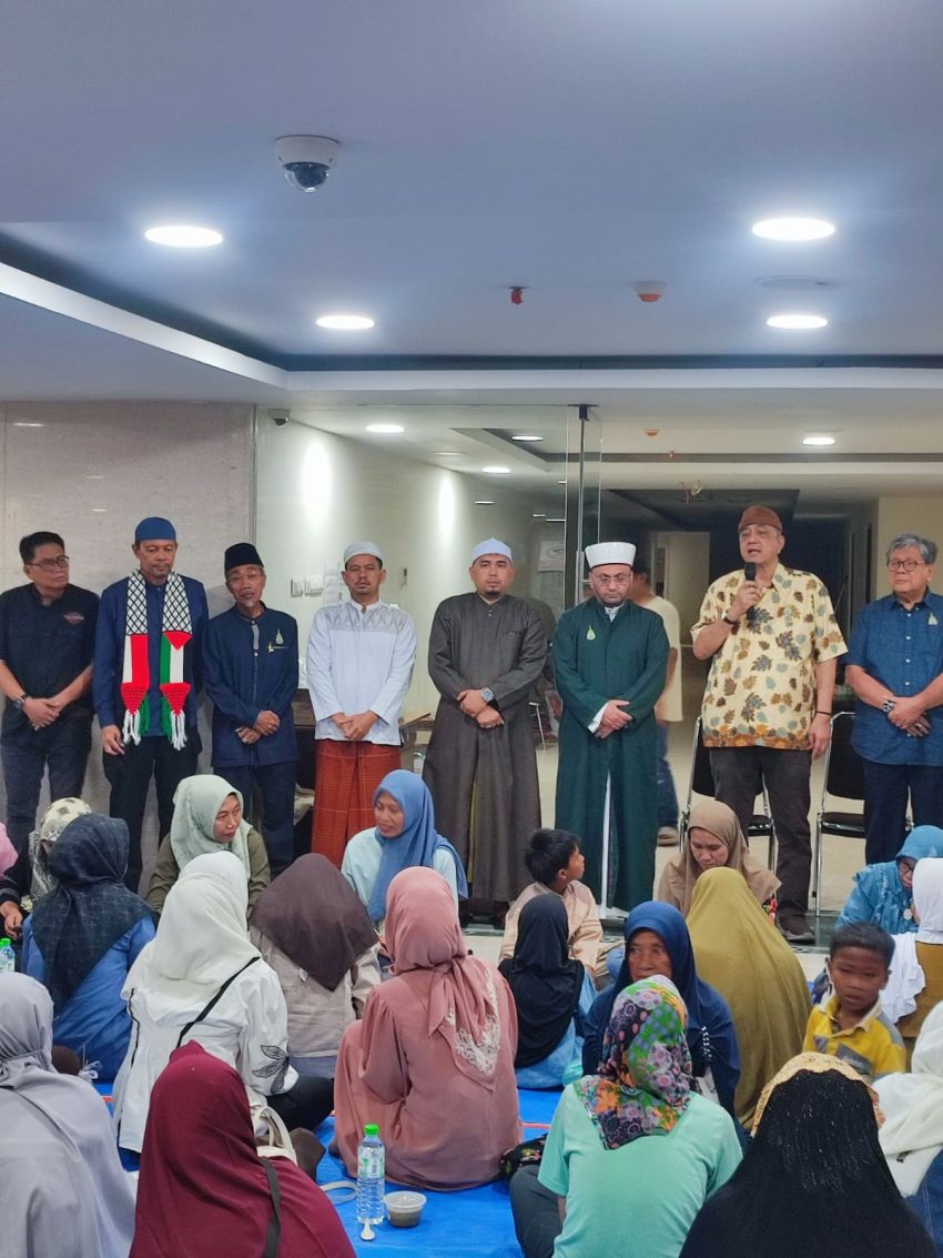 Dr. Ammar dari Gaza Jadi Imam di Masjid Agung Medan, Jamaah Antusias Ikuti Bukber Kenaziran