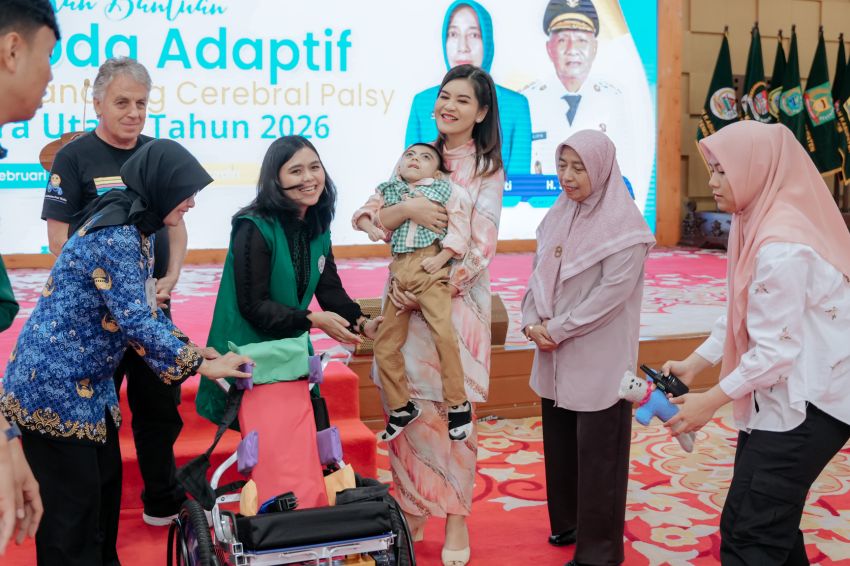 Kahiyang Ayu Serahkan 135 Kursi Roda Adaptif bagi Anak Penyandang Cerebral Palsy di Sumut