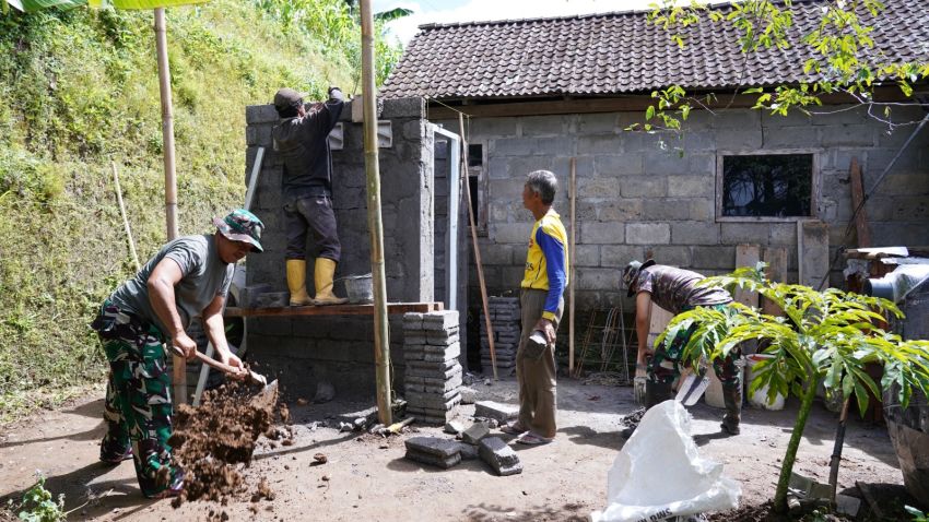 Wujud Kepedulian TNI, Satgas TMMD Ke 127 Bangun MCK Layak Untuk Warga Desa Krisik