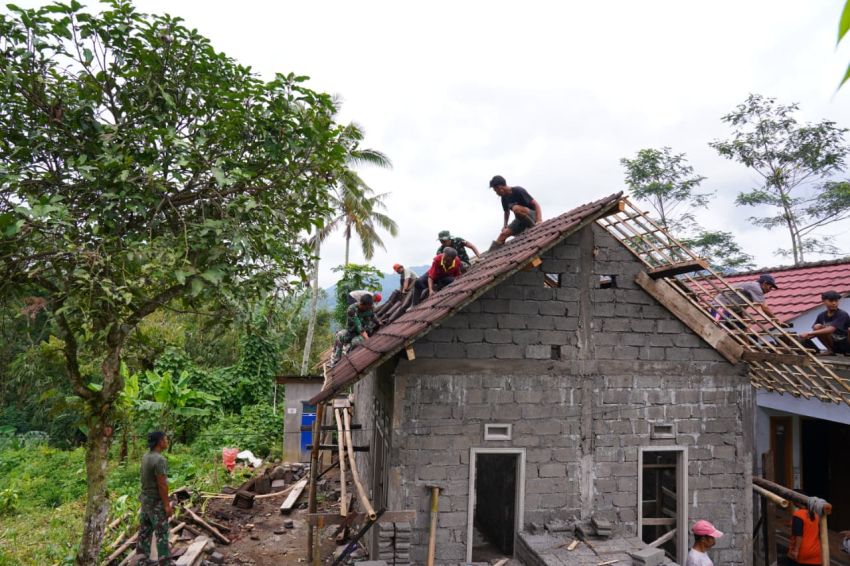 Bahu Membahu Pasang Genteng RTLH, Satgas TMMD Ke 127 Kodim 0808/Blitar Dan Warga Tunjukkan Kekompakan