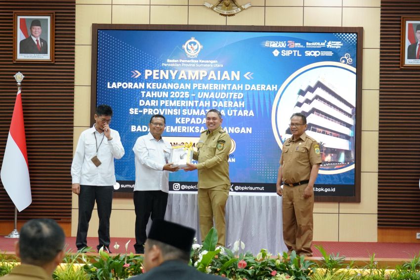 Bupati Pakpak Bharat Menyerahkan LKPD Thun 2025