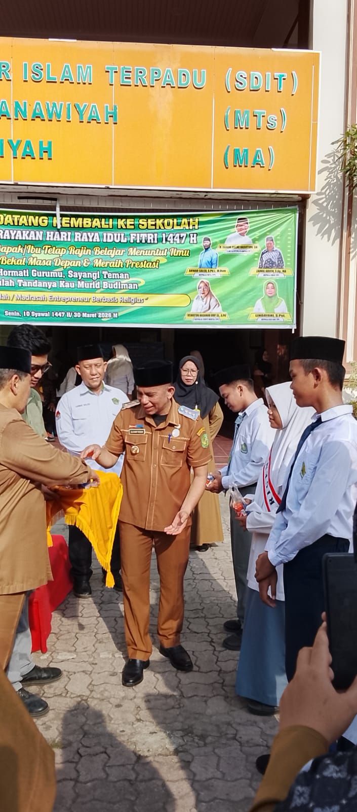 Camat Medan Amplas Pimpin Upacara di TPI, Bagikan 640 Bingkisan untuk Siswa