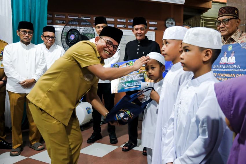 Wawako Zakiyuddin Harahap Serahkan Bantuan Rp 50 Juta untuk Pembangunan Masjid